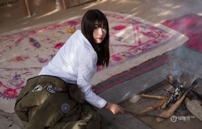 沙漠木屋中取暖的美萌匀称气质少女，给你最真实的怦然心动
