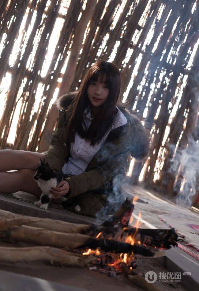 沙漠木屋中取暖的美萌匀称气质少女，给你最真实的怦然心动
