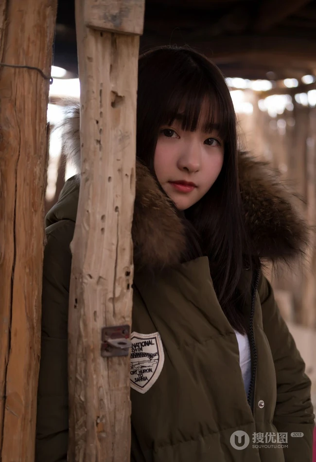 沙漠木屋中取暖的美萌匀称气质少女，给你最真实的怦然心动