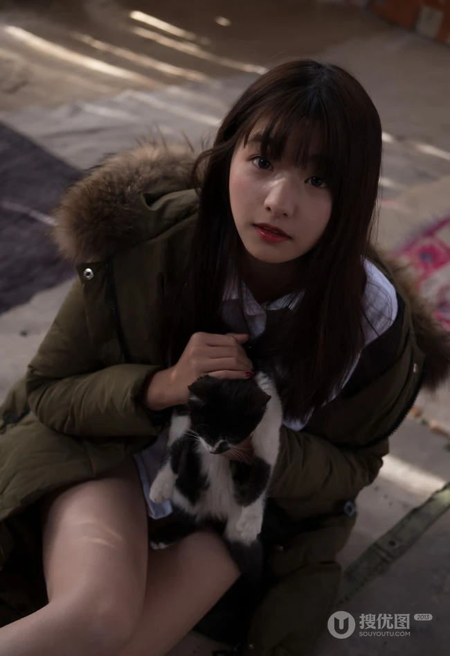 沙漠木屋中取暖的美萌匀称气质少女，给你最真实的怦然心动