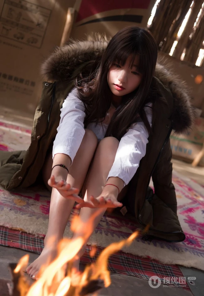 沙漠木屋中取暖的美萌匀称气质少女，给你最真实的怦然心动