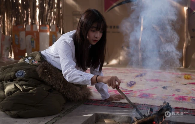 沙漠木屋中取暖的美萌匀称气质少女，给你最真实的怦然心动