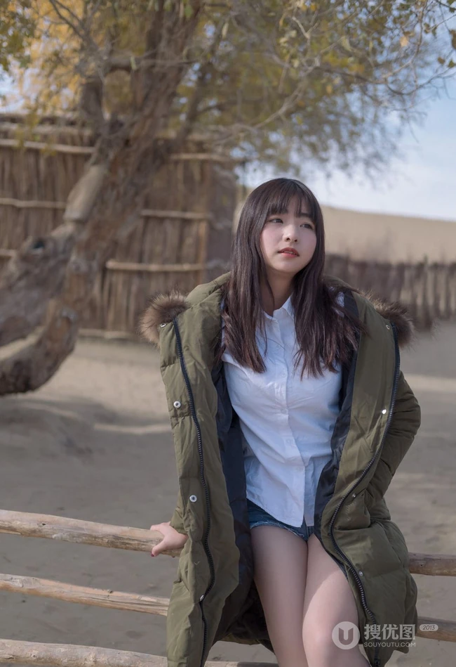 沙漠木屋中取暖的美萌匀称气质少女，给你最真实的怦然心动