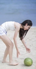 肆无忌惮感受大海的魅力，海边吃西瓜的热裤女生清凉写真美图