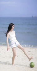 肆无忌惮感受大海的魅力，海边吃西瓜的热裤女生清凉写真美图