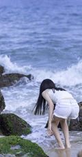 肆无忌惮感受大海的魅力，海边吃西瓜的热裤女生清凉写真美图