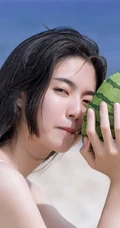 肆无忌惮感受大海的魅力，海边吃西瓜的热裤女生清凉写真美图