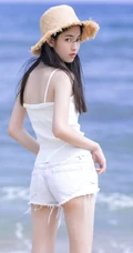 肆无忌惮感受大海的魅力，海边吃西瓜的热裤女生清凉写真美图
