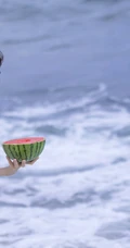 肆无忌惮感受大海的魅力，海边吃西瓜的热裤女生清凉写真美图