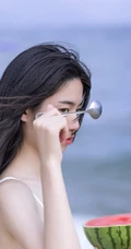 肆无忌惮感受大海的魅力，海边吃西瓜的热裤女生清凉写真美图