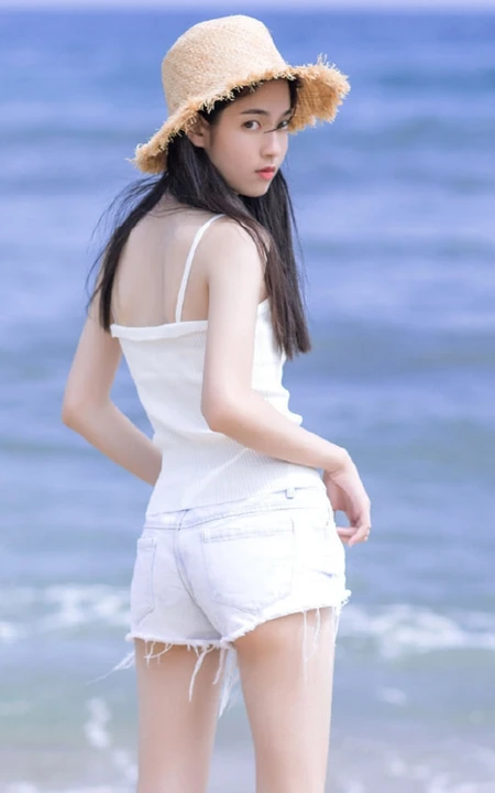 肆无忌惮感受大海的魅力，海边吃西瓜的热裤女生清凉写真美图