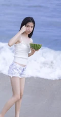 肆无忌惮感受大海的魅力，海边吃西瓜的热裤女生清凉写真美图