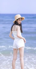 肆无忌惮感受大海的魅力，海边吃西瓜的热裤女生清凉写真美图