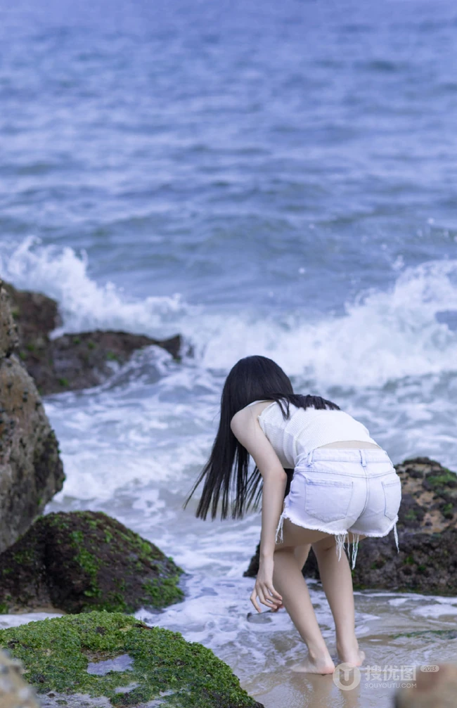 肆无忌惮感受大海的魅力，海边吃西瓜的热裤女生清凉写真美图