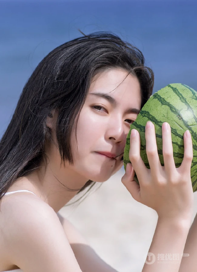 肆无忌惮感受大海的魅力，海边吃西瓜的热裤女生清凉写真美图