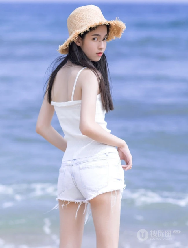 肆无忌惮感受大海的魅力，海边吃西瓜的热裤女生清凉写真美图