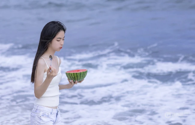 肆无忌惮感受大海的魅力，海边吃西瓜的热裤女生清凉写真美图