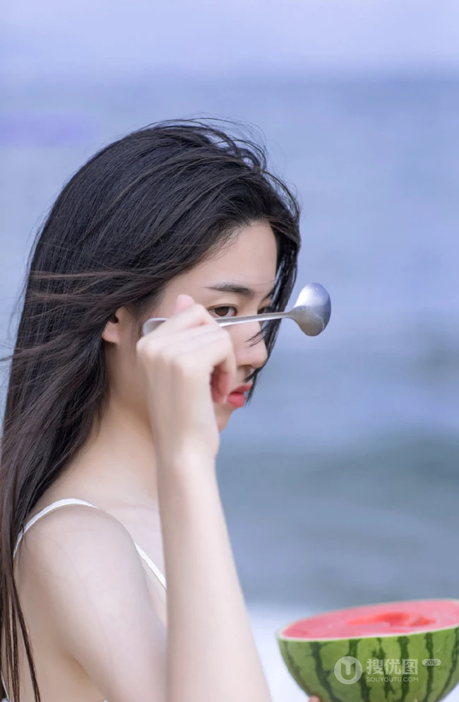肆无忌惮感受大海的魅力，海边吃西瓜的热裤女生清凉写真美图