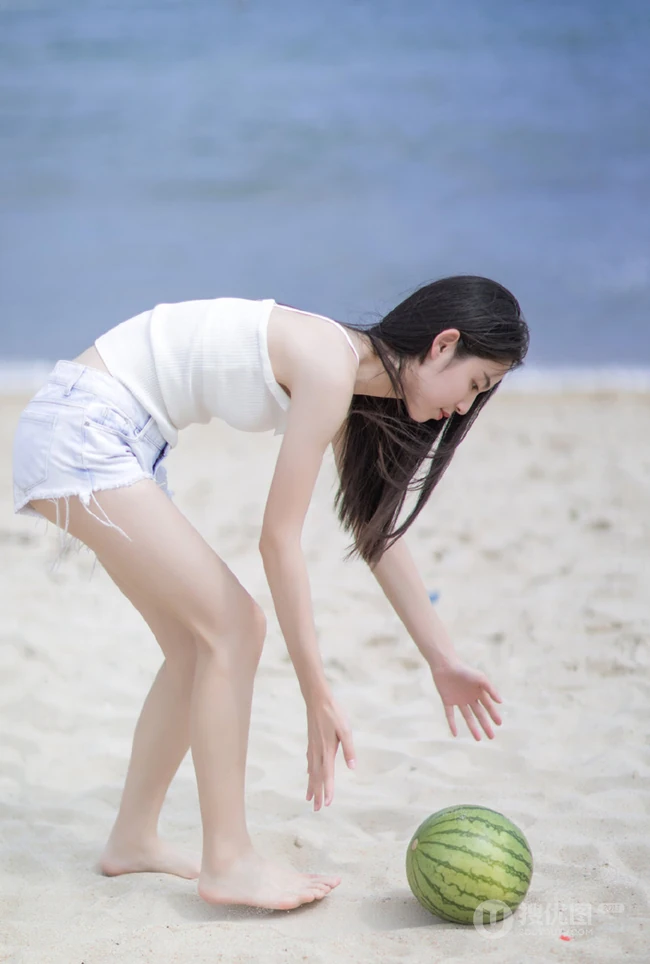 肆无忌惮感受大海的魅力，海边吃西瓜的热裤女生清凉写真美图
