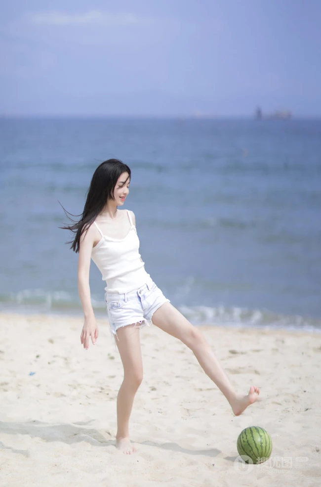 肆无忌惮感受大海的魅力，海边吃西瓜的热裤女生清凉写真美图