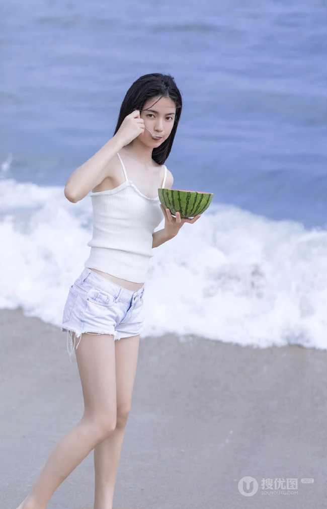 肆无忌惮感受大海的魅力，海边吃西瓜的热裤女生清凉写真美图