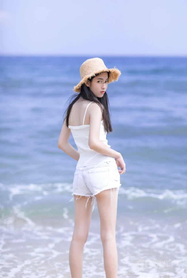 肆无忌惮感受大海的魅力，海边吃西瓜的热裤女生清凉写真美图