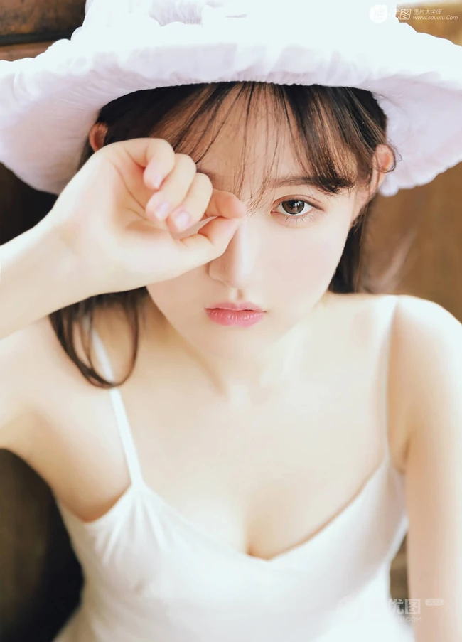 清甜又气质的美丽双麻花辫白裙女孩，静享美好的青春时光