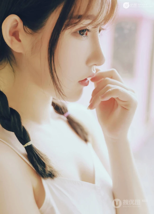 清甜又气质的美丽双麻花辫白裙女孩，静享美好的青春时光