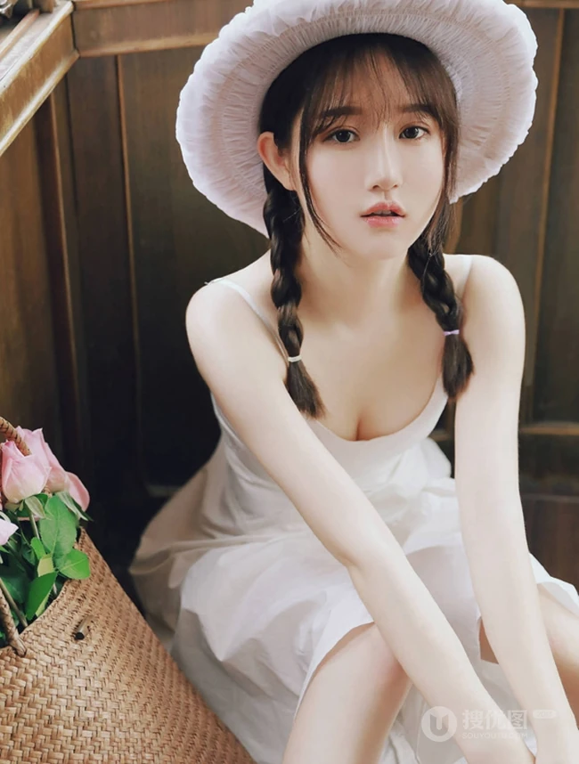 清甜又气质的美丽双麻花辫白裙女孩，静享美好的青春时光