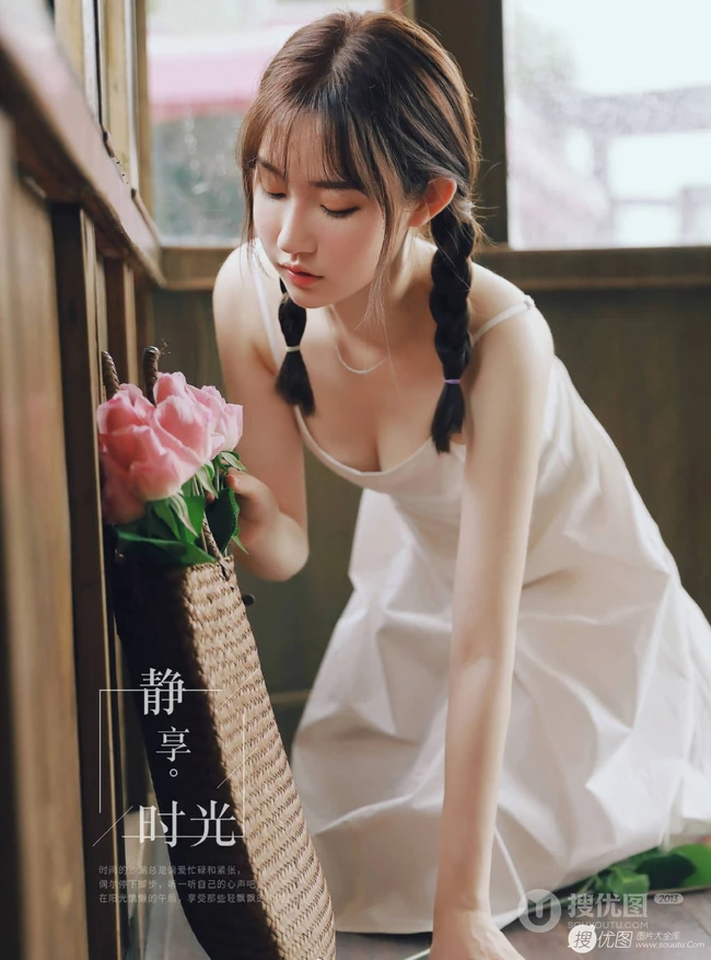 清甜又气质的美丽双麻花辫白裙女孩，静享美好的青春时光