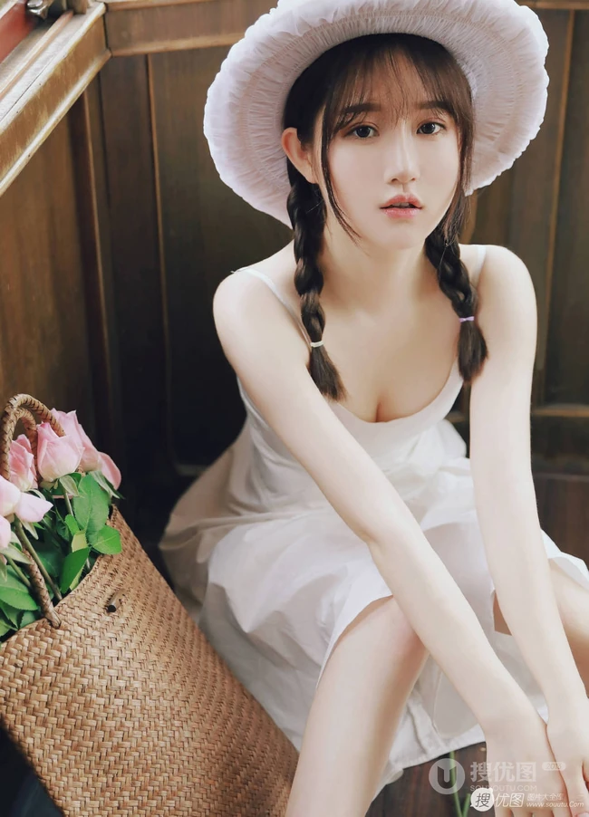 清甜又气质的美丽双麻花辫白裙女孩，静享美好的青春时光