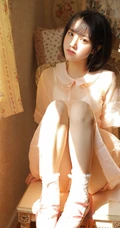 瓷娃娃般精致俏丽短发粉裙美丽少女，有没有想要好好呵护她的感觉？