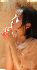 瓷娃娃般精致俏丽短发粉裙美丽少女，有没有想要好好呵护她的感觉？
