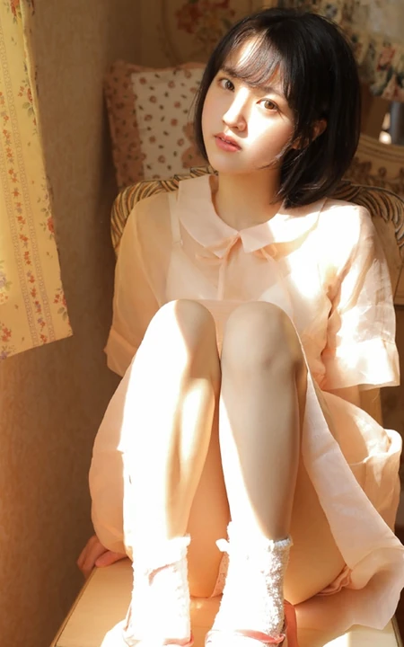 瓷娃娃般精致俏丽短发粉裙美丽少女，有没有想要好好呵护她的感觉？