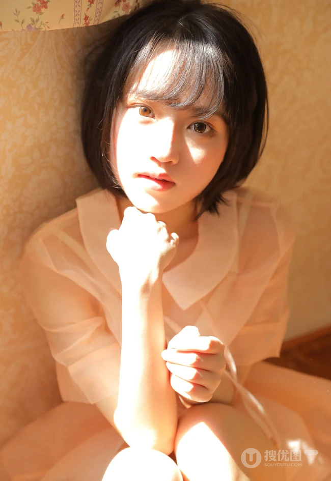 瓷娃娃般精致俏丽短发粉裙美丽少女，有没有想要好好呵护她的感觉？