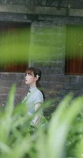 张檬着青色旗袍复古文艺户外写真，身形腰线优雅完美