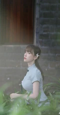 张檬着青色旗袍复古文艺户外写真，身形腰线优雅完美