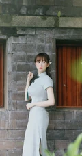 张檬着青色旗袍复古文艺户外写真，身形腰线优雅完美