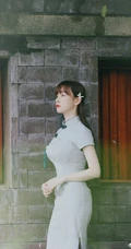 张檬着青色旗袍复古文艺户外写真，身形腰线优雅完美
