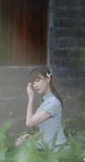 张檬着青色旗袍复古文艺户外写真，身形腰线优雅完美