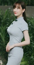 张檬着青色旗袍复古文艺户外写真，身形腰线优雅完美
