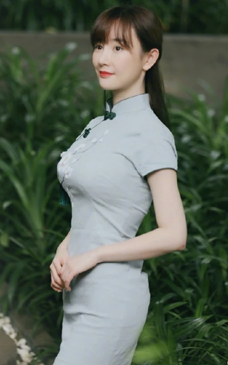 张檬着青色旗袍复古文艺户外写真，身形腰线优雅完美