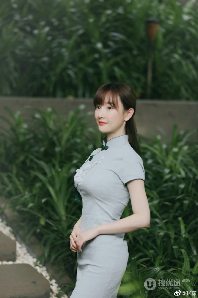 张檬着青色旗袍复古文艺户外写真，身形腰线优雅完美