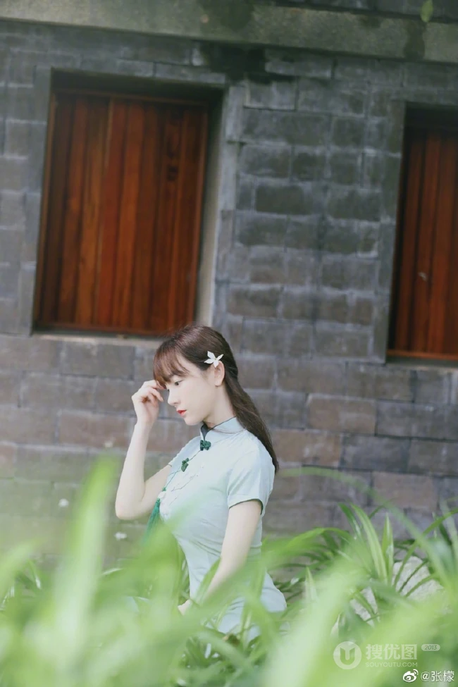 张檬着青色旗袍复古文艺户外写真，身形腰线优雅完美