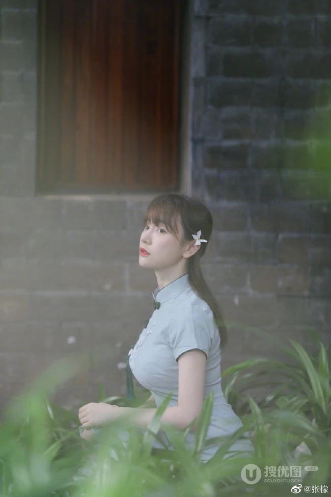 张檬着青色旗袍复古文艺户外写真，身形腰线优雅完美