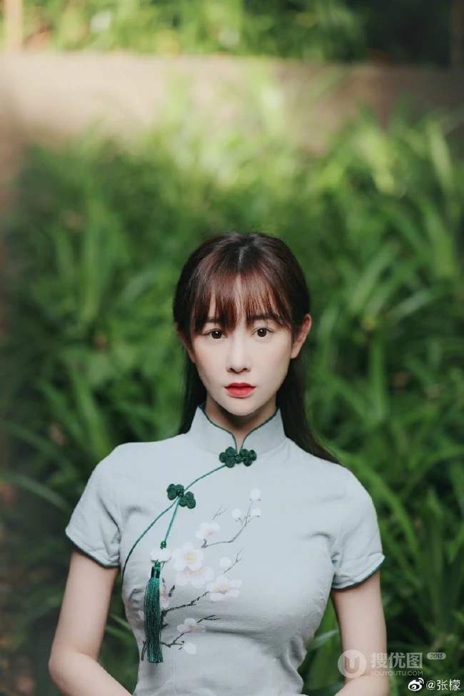 张檬着青色旗袍复古文艺户外写真，身形腰线优雅完美
