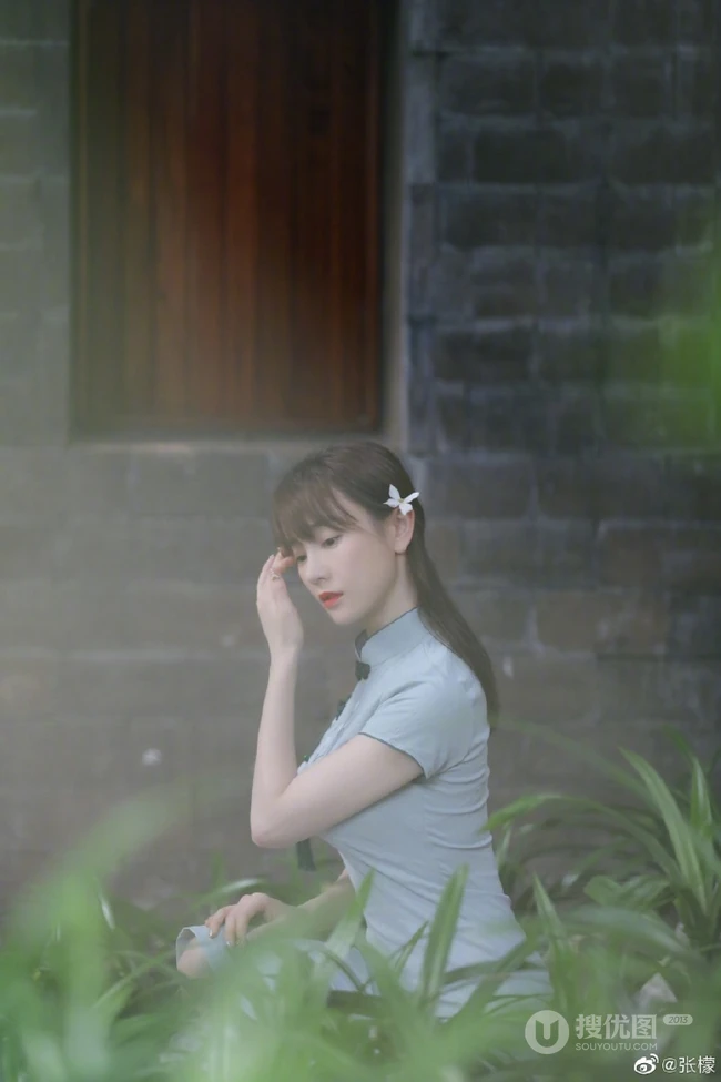 张檬着青色旗袍复古文艺户外写真，身形腰线优雅完美