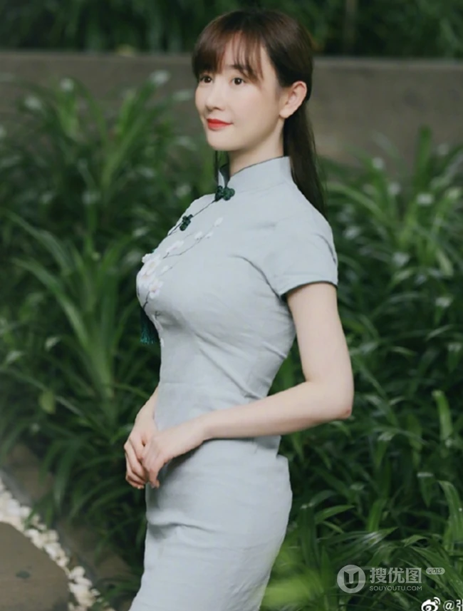 张檬着青色旗袍复古文艺户外写真，身形腰线优雅完美