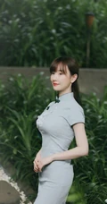张檬着青色旗袍复古文艺户外写真，身形腰线优雅完美