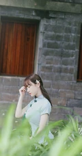张檬着青色旗袍复古文艺户外写真，身形腰线优雅完美